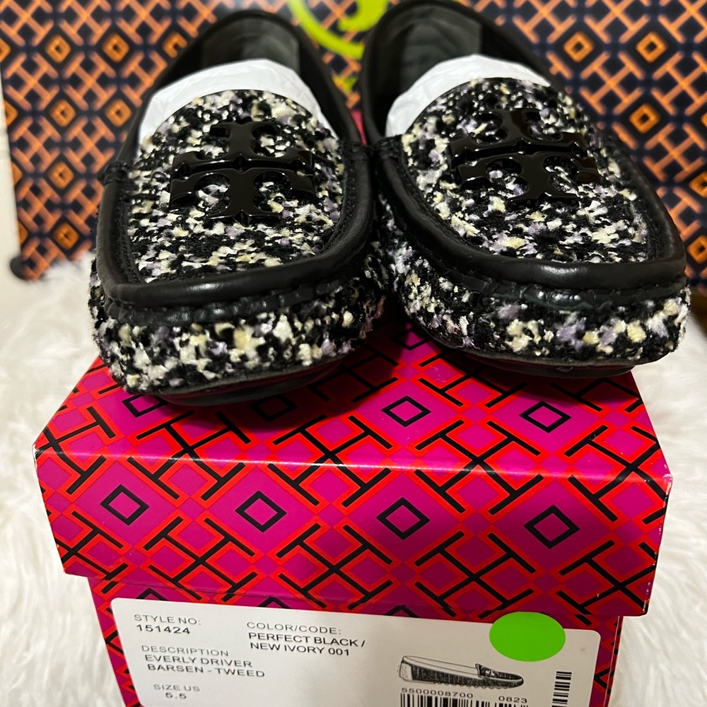 Tory Burch Everly Driver Barsen Tweed. Perfect black/ New Ivory 001